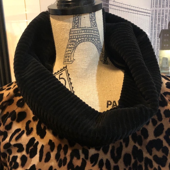 EUC Women’s Velour Leopard Print Pullover Sweater - Picture 9 of 10